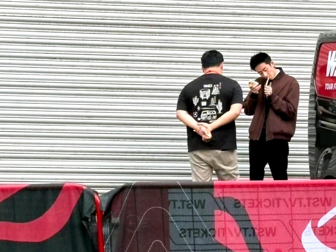该说不说！不单单吴宜泽，很多斯诺克名将和裁判都有吸烟解压这个爱好。奥沙利文、怀