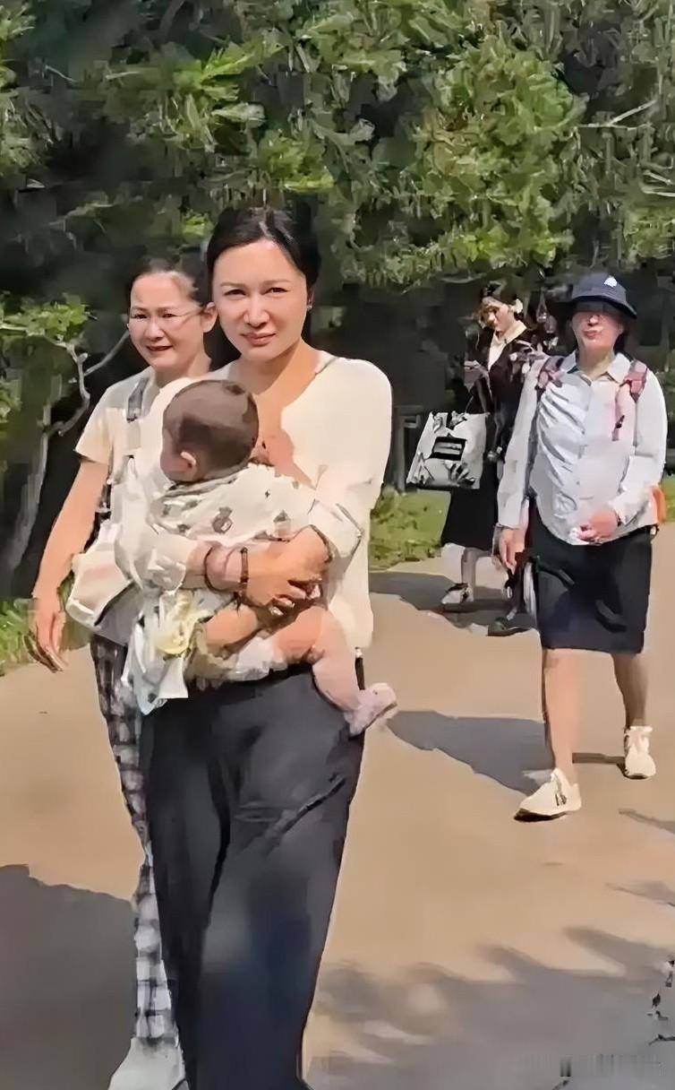 张纪中老婆不化妆‏‏啥‍样？‏跟保姆站﻿一块‍‌‏儿，颜⁠值‌⁠﻿真分不出谁高谁