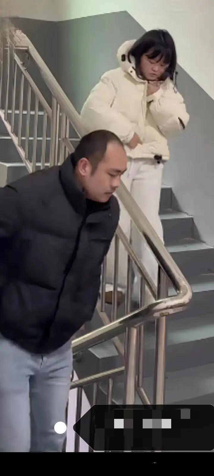 尴尬到家了！！！！！尴尬了，夫妻俩离婚后，丈夫在城里买房，不知道妻子嫁给了对门