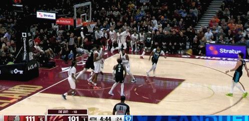 突破丝滑转身抛投~！！