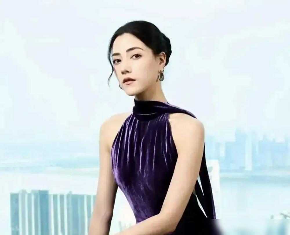 娜然被曝跑去香港找霍家要名分，结果吃了闭门羹。霍家直接冷处理，连门都没让她进。听