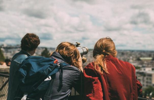 一位来自美国的华人表示：“如果美国放开移民，你看国内40岁以下还剩多少”。要我说