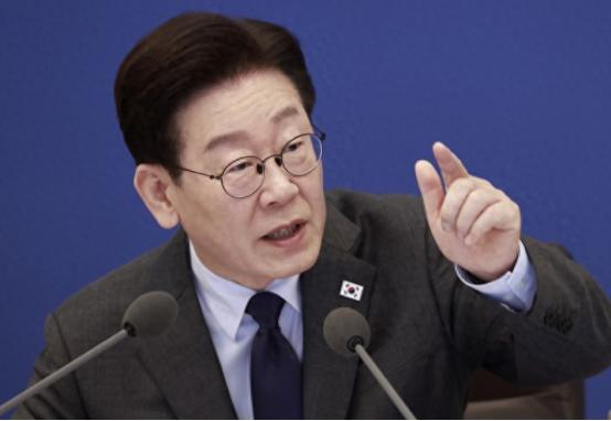 韩国总统深夜睡不着，愁得头发都快掉光了，拍桌子说再不动手，韩国要悬了！到底是啥事