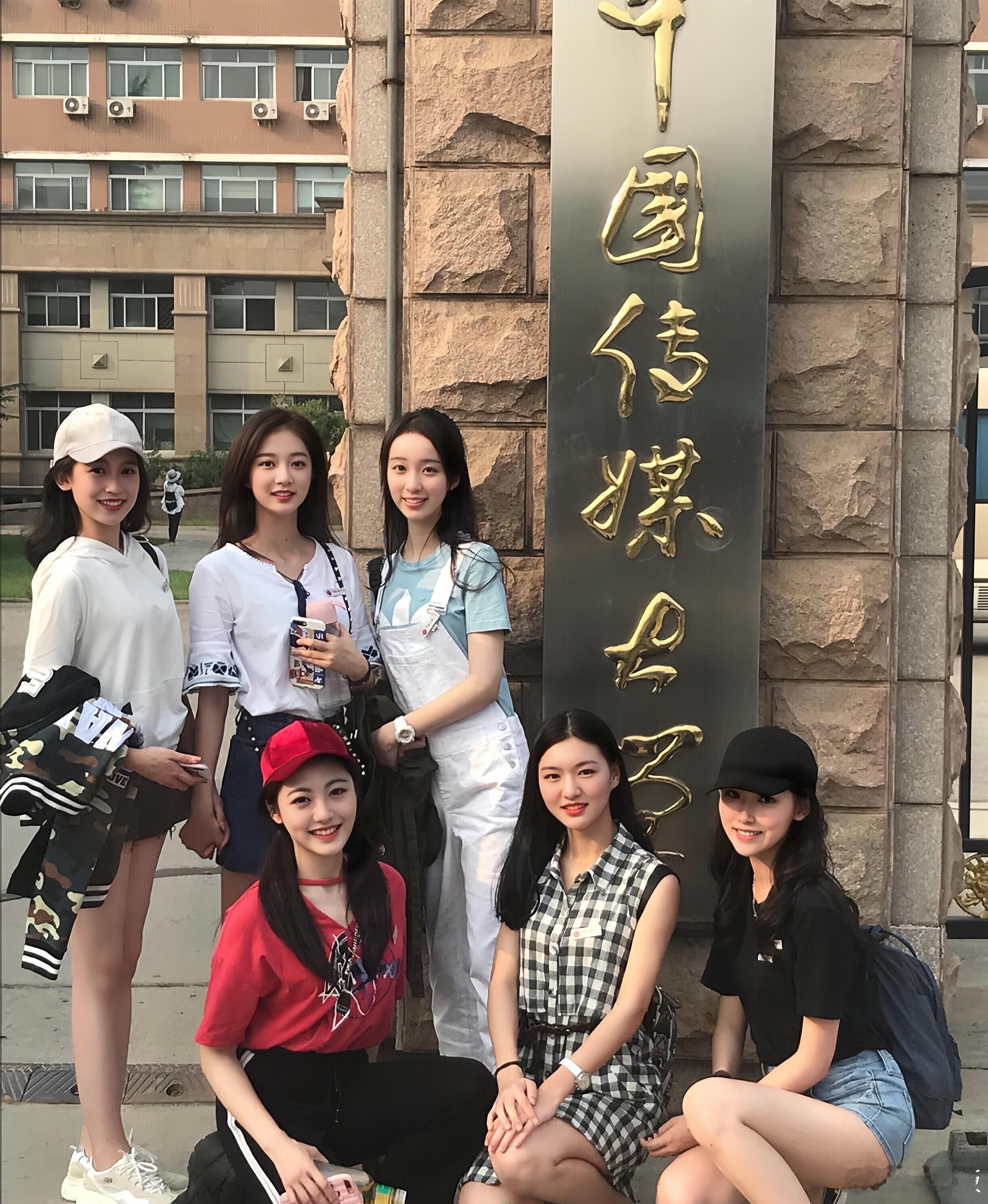 最近网上很火的一组照片，大学四年时光，她们六人最大的变化是什么？​​​