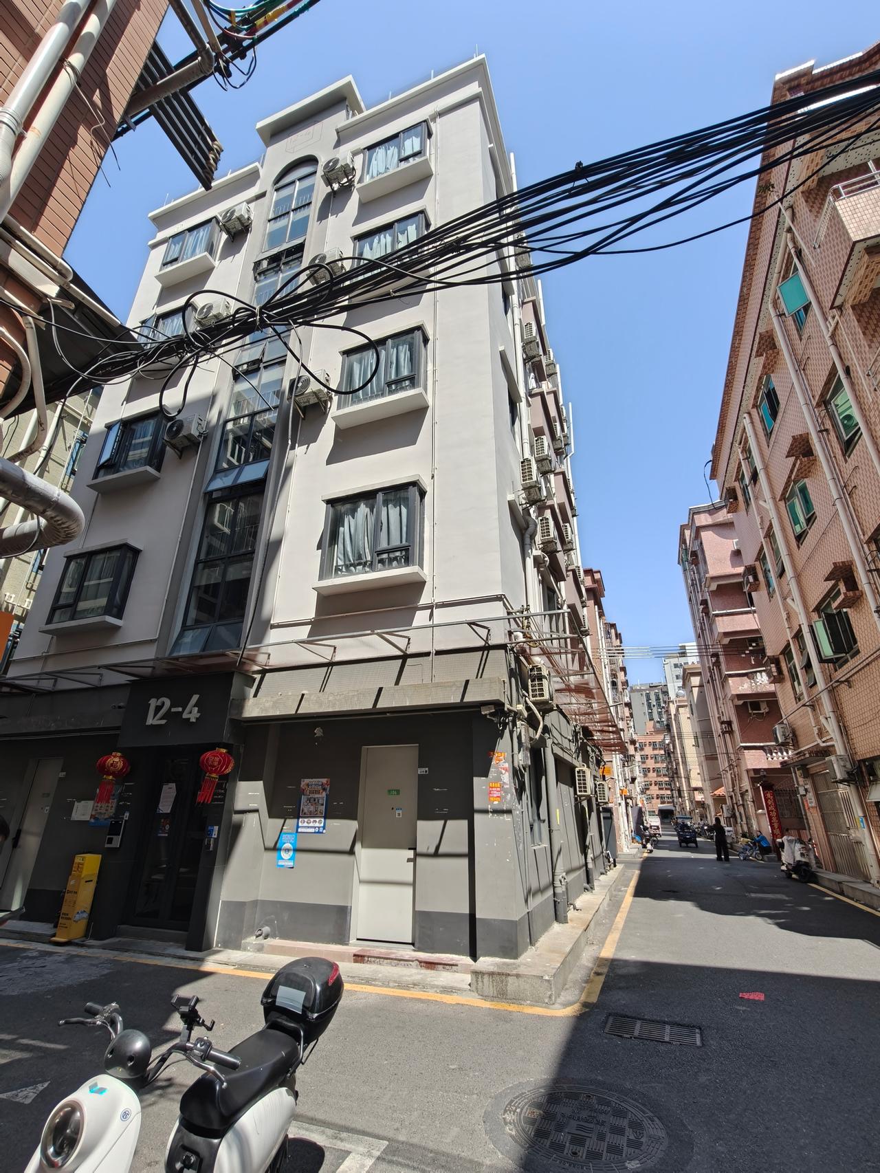 婆婆趁我出差，让小姑子一家搬进我新房，她不知道我早就找好了人，我出差回来开门，钥
