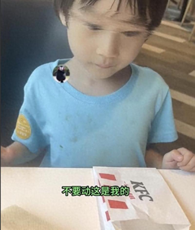 几十块的榴莲损失，照出了最让人无语的护短家长。近日一家临街水果店，孩童随意摆弄货
