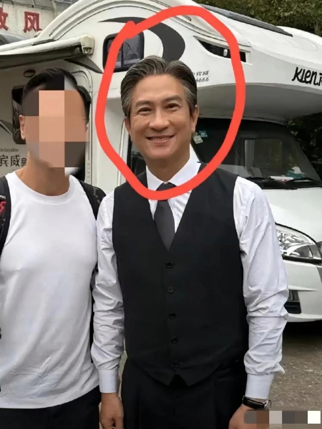 一晃眼，张家辉也两鬓染霜，身姿不再挺拔，眼周皱纹粗粝，皮松肉垮，眼角耷拉，眼袋深