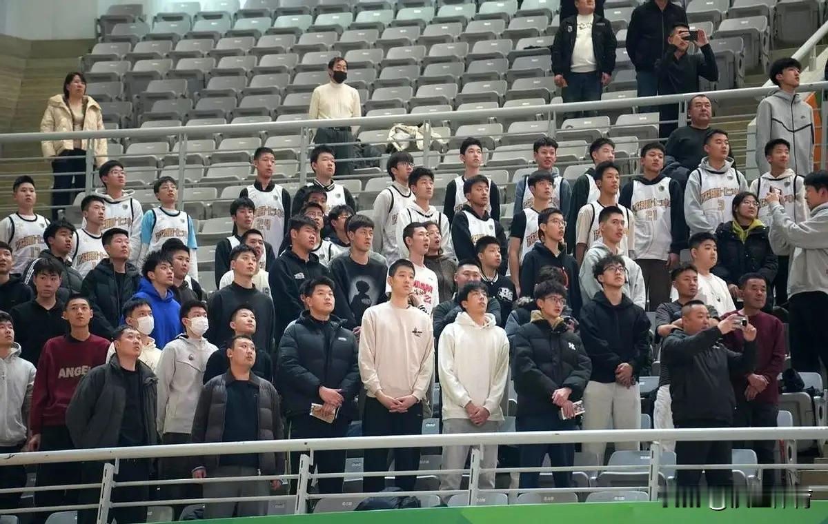 辽宁队青训秘密：不让年轻球员埋头苦练，反而带他们坐VIP席看球。管理层去年做了