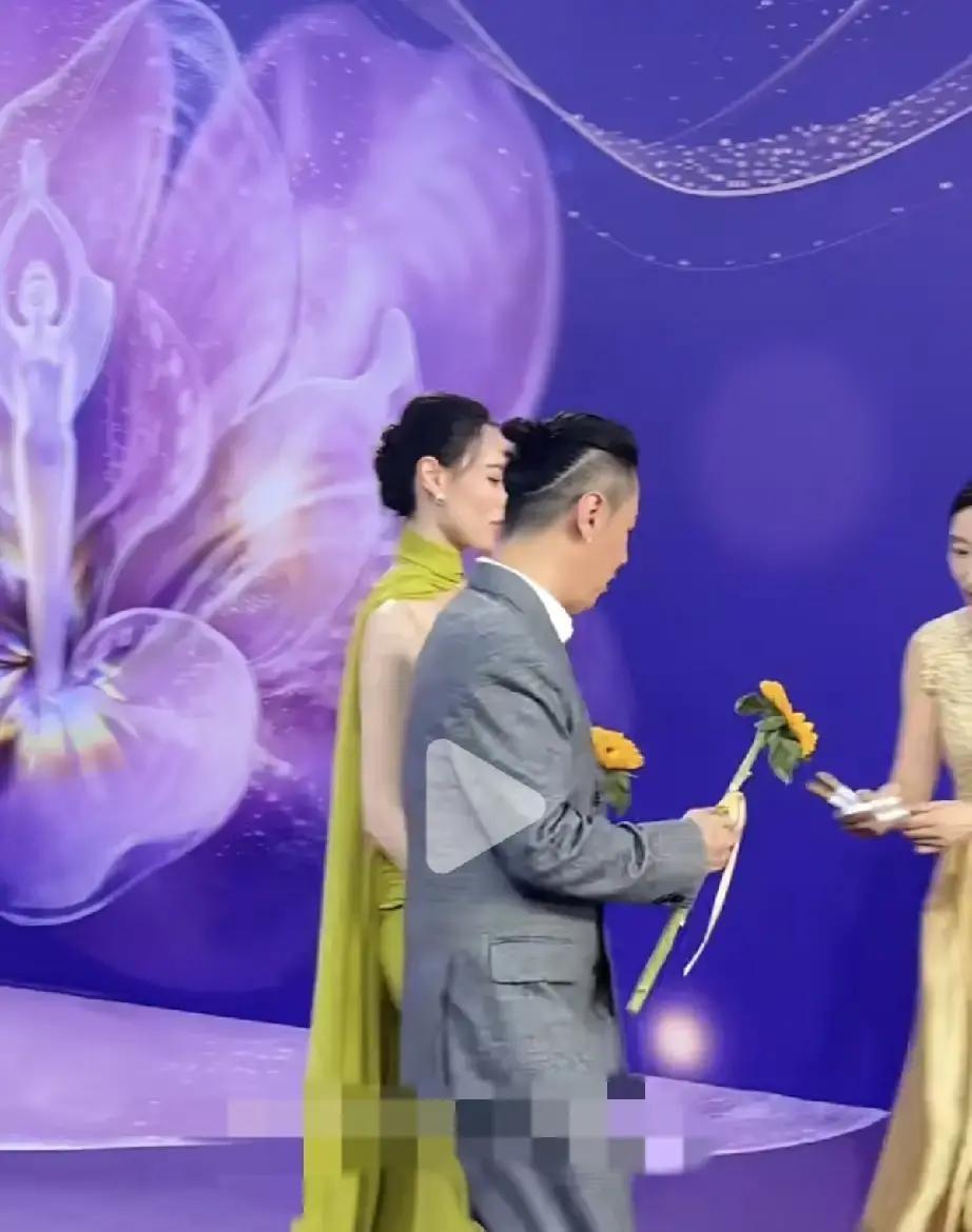 马浴柯也是真不容易为了在百花奖上配得上梁洛施，他脚上那双增高皮鞋，目测得有8