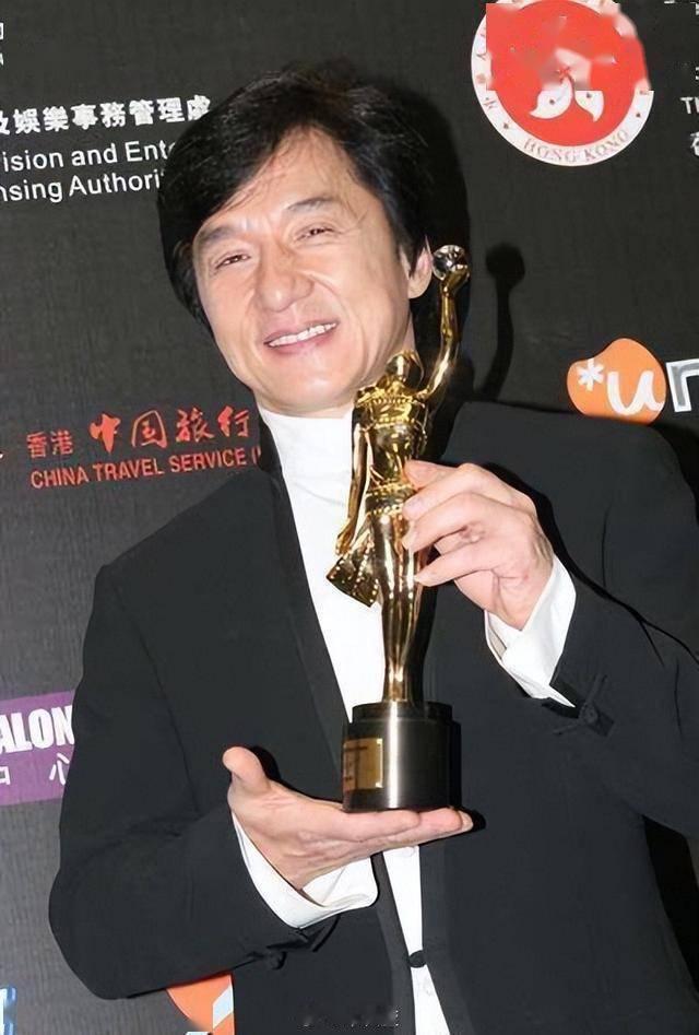 成龙没有拿过金像奖影帝，倒是以「胭脂扣」制片人的身份获得过最佳影片，此外，他理所