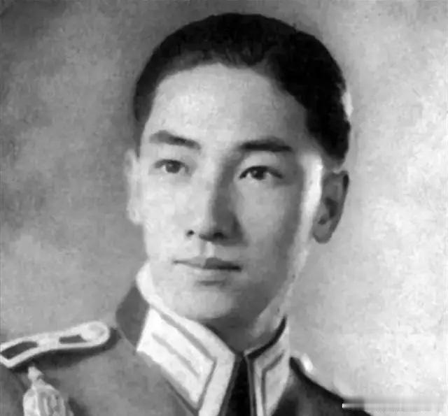 1942年石家舞会，蒋纬国看着一旁漂亮的少女，上前搭讪：“小姐，报纸能借我看一下