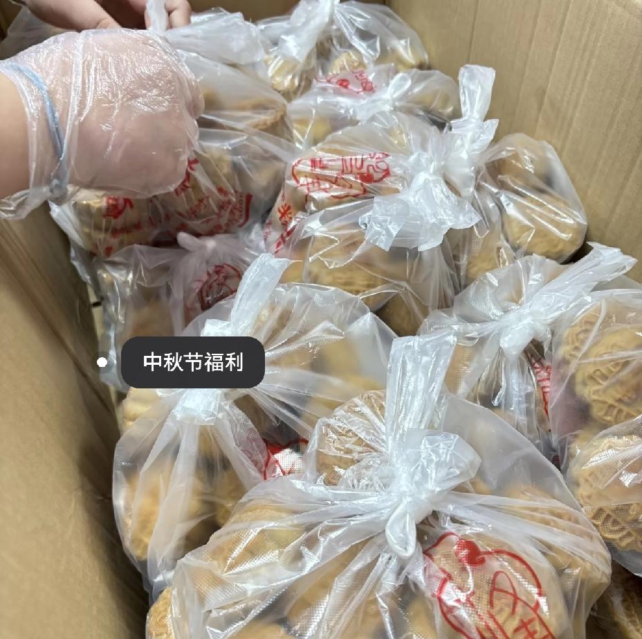 我发现，今年的中秋节有三个反常的现象：1、月饼越来越便宜，买的人却越来越少。