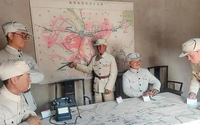 1943年，八路军正在山沟里开秘密会议，一个卖炭的老人挑着担子路过，只看了一眼门