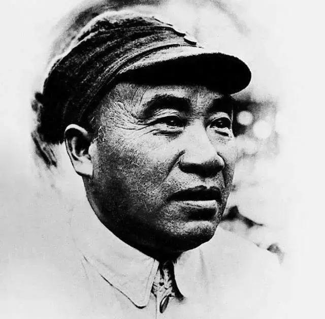 在十一位曾任军团长的将领中，几乎全部都是元帅或大将，仅有一位成为上将，他是谁？