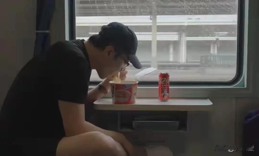 惨烈！王自如坐绿皮火车出差照疯传！一身旧夹克，拖着行李挤在车厢过道，网友直呼：从
