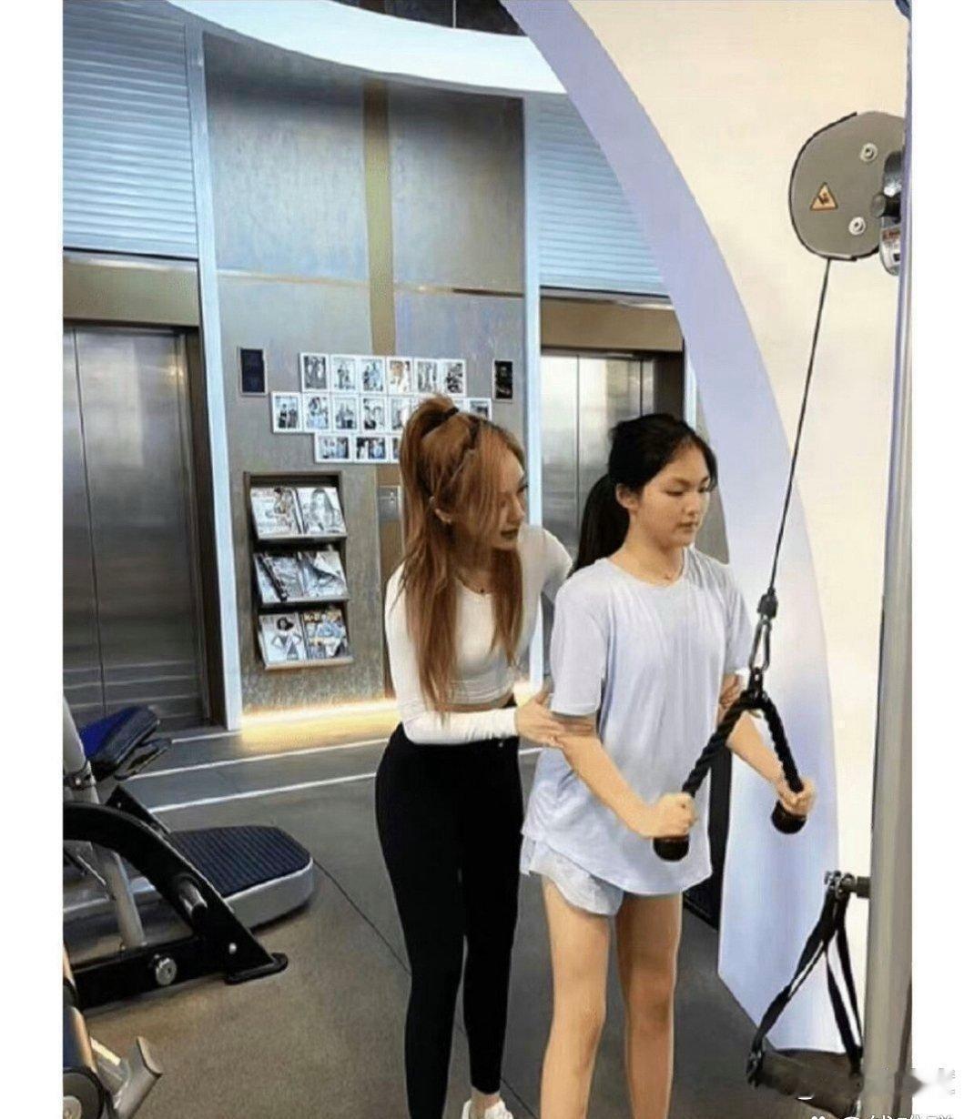 王诗龄这个腿算得上内娱第一直了