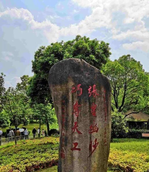 1992年，浙江一村民在山中深潭，抓到了一条37斤的大鱼。他便想把潭水抽干捕鱼，