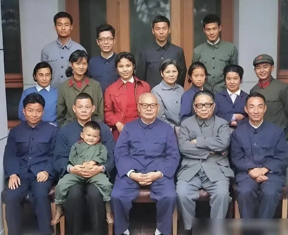 别再吹那张全家福的“朴素”了。我告诉你，那不是家风，那是顶级家族用血肉换来的生存