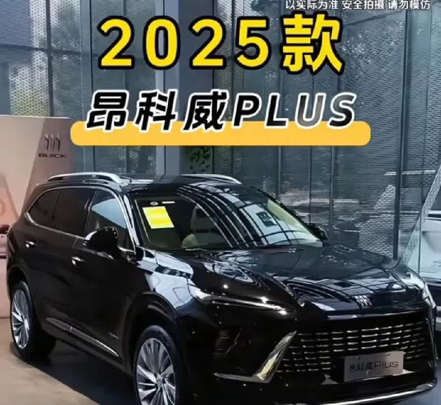别克昂科威suv，质量杠杠的，高速冲撞公交站台，俩小年轻驾驶员、副驾，一点事没有