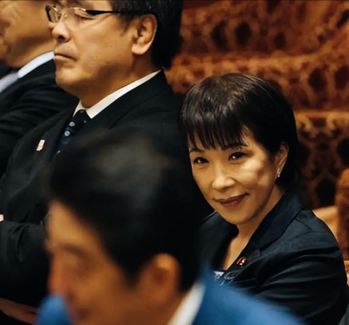 高市早苗曾经看安倍的眼神是不是很柔情？这才是眼里有光的样子，这眼神是不是很特别