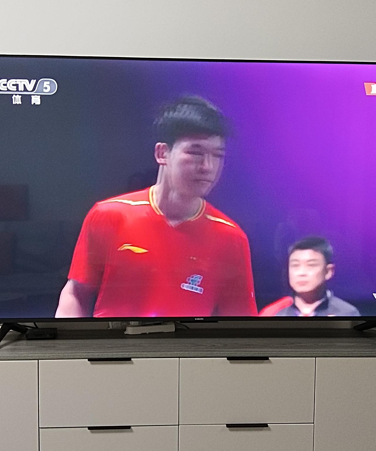 向鹏输球，只能怪自己，关键分发球太随意。单局轰出11：1，还是让人家翻盘了。