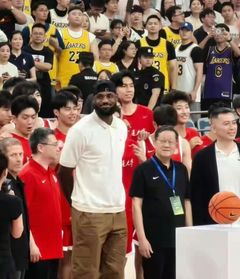 天天黑老詹詹姆斯中国行如果和詹姆斯合影需要钱那可以继续黑相比于其他球星
