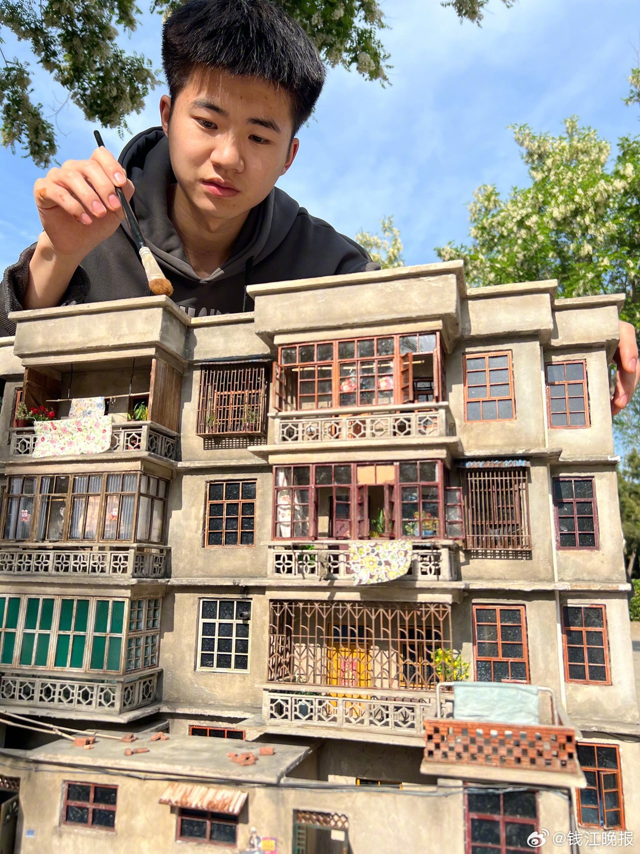 【#00后小伙复原老屋爆单年入百万#】“拆掉的是房子，拆不掉的是回忆。”年关将至