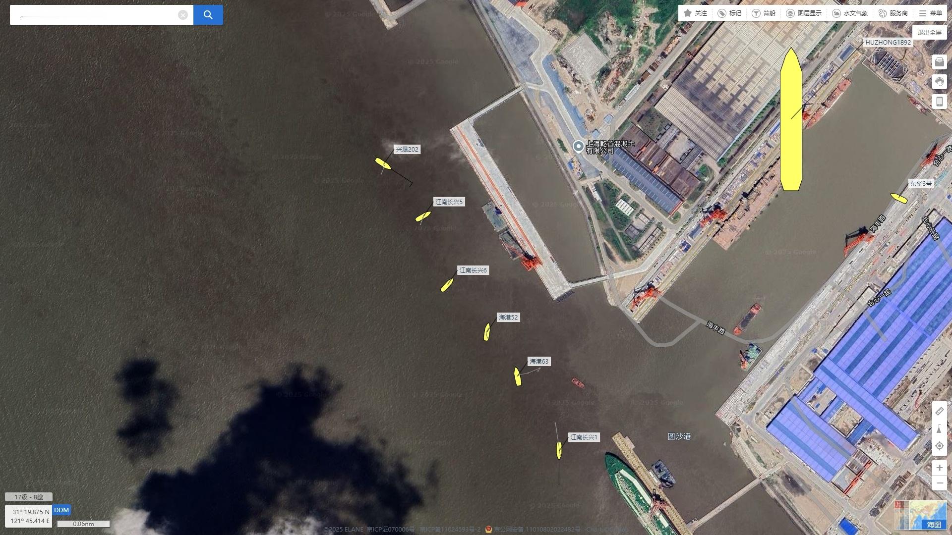 根据AIS信号来看，“福建舰”第8次海试归来后，并没有进入造船厂港池，而是停泊在