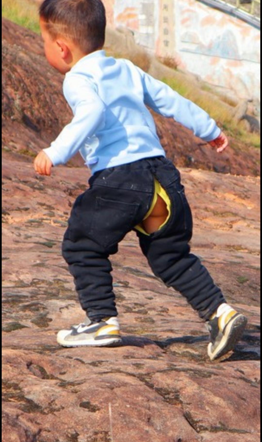 内蒙古一小男孩看上了价值千元的玩具，妈妈先是夸他聪明，又徐徐诱导他是“需要”买还