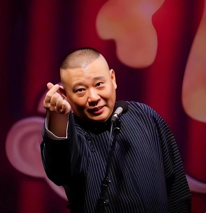 几点寒星，一轮残月。散了夜场，郭德纲没赶上公交，也没钱打车，从蒲黄榆到大兴黄