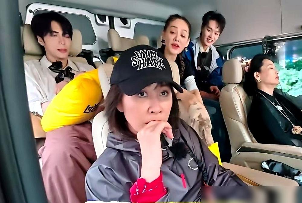 刘嘉玲一句话，直接把社交圈的潜规则给掀了。宁静让给周润发、刘德华打电话，刘嘉玲说