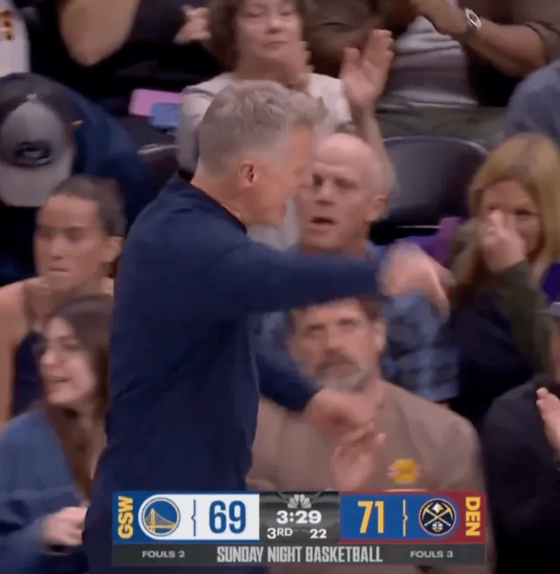 NBA常规赛，勇士与掘金的比赛比赛第三节，勇士后卫布兰丁-波杰姆斯基在一次