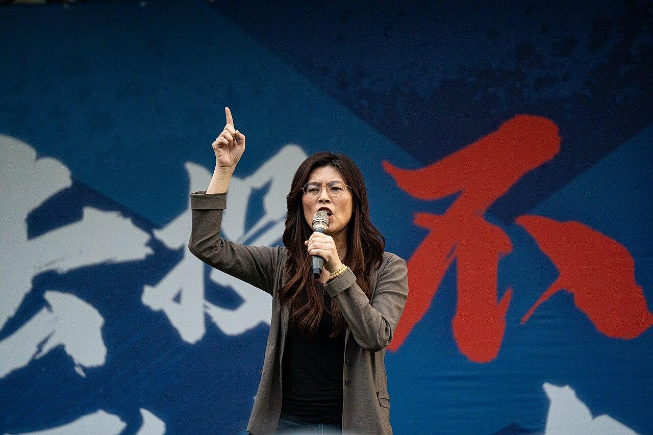 中日关系紧张，国民党有了新动向！国民党主席郑丽文送了高市早苗“十三个字”，直指“