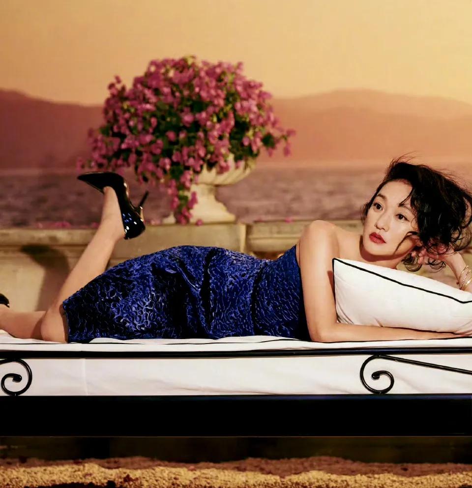 周迅这小脚丫怎么看着怪怪的，造型师也不知道给她修一修！女神周迅又给我们送上一