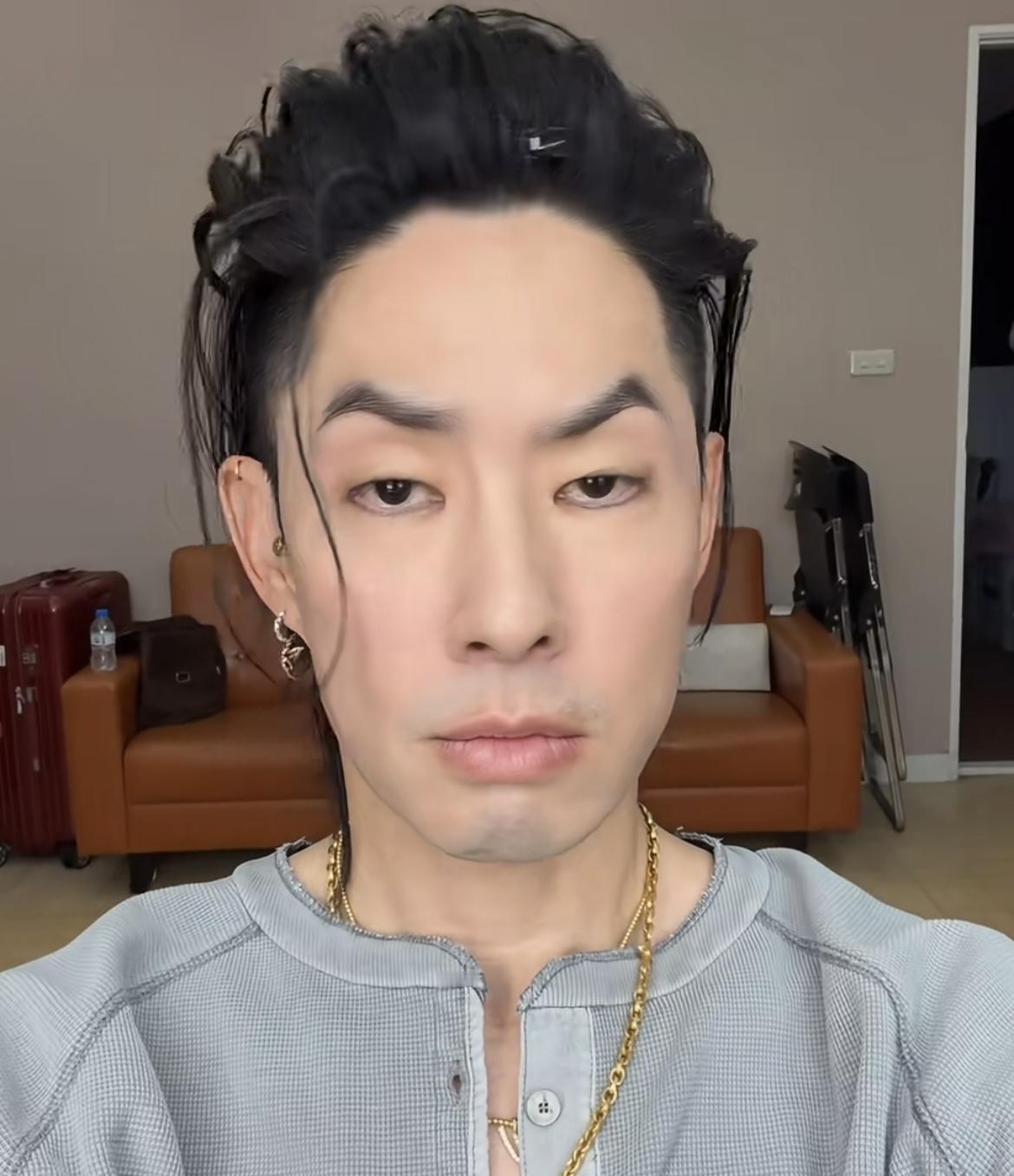 说句大实话，看到吴建豪现在的照片，我差点没认出来。40斤肉说甩就甩，下颚线比当