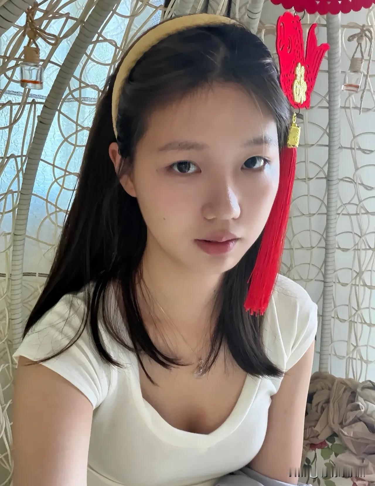 阳光洒进房间，镜头捕捉每一帧慵懒今日份少女感已充值成功！谁说宅家不能精