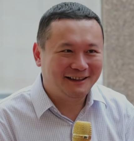 二十年前他才二十六岁，刚上班就伸手，一直贪到当上北大副校长。当年四川文科第一考进