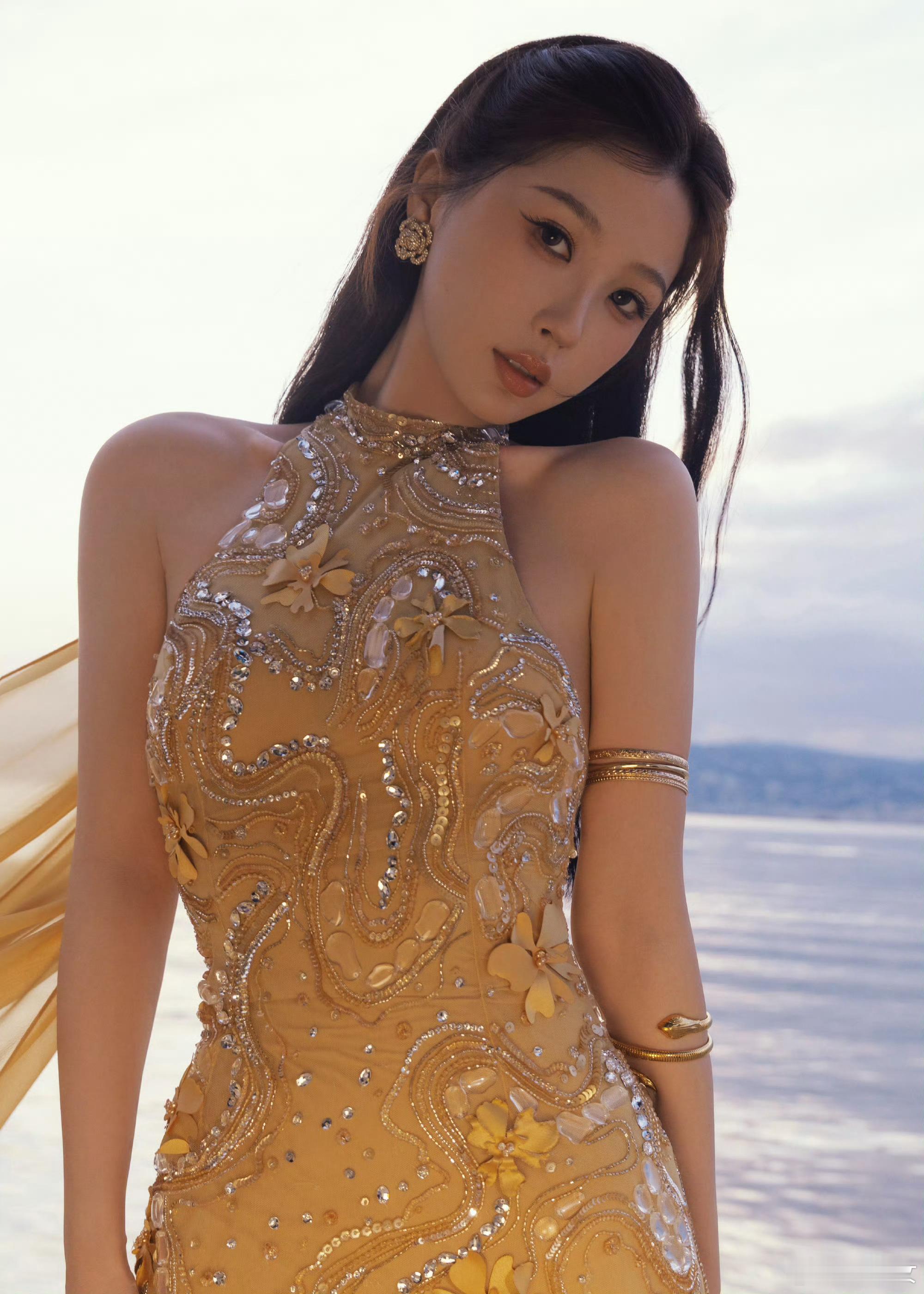 虞书欣工作室终于开窍了，这次戛纳造型审美在线，路人都夸好看。