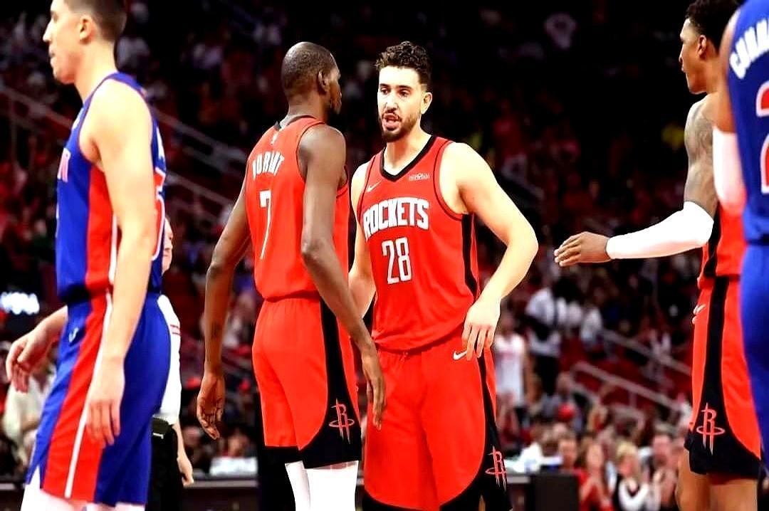 领先11分，他反手就把球队的进攻核心摁在了板凳上。场上直接摆出五个锋线，没