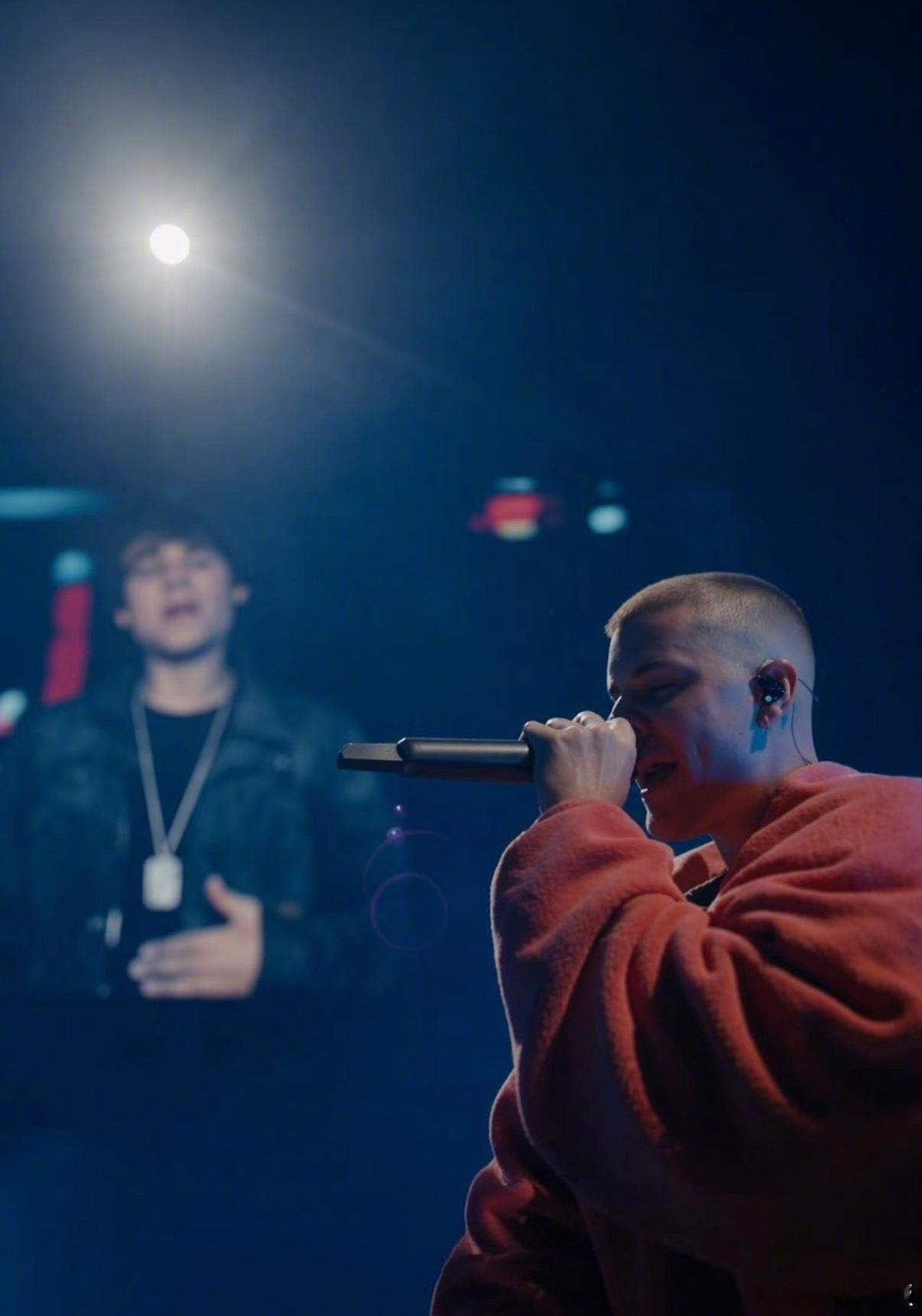 洛杉矶偶遇比伯全世界正再次为比伯沸腾，他却被网友偶遇在洛杉矶街头踩着滑板车、喝