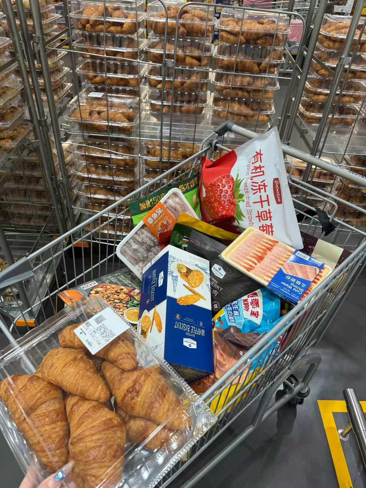 我姐说她办了一张山姆会员卡，花了260元，我没舍得办，昨晚就跟着她进去见识了一下