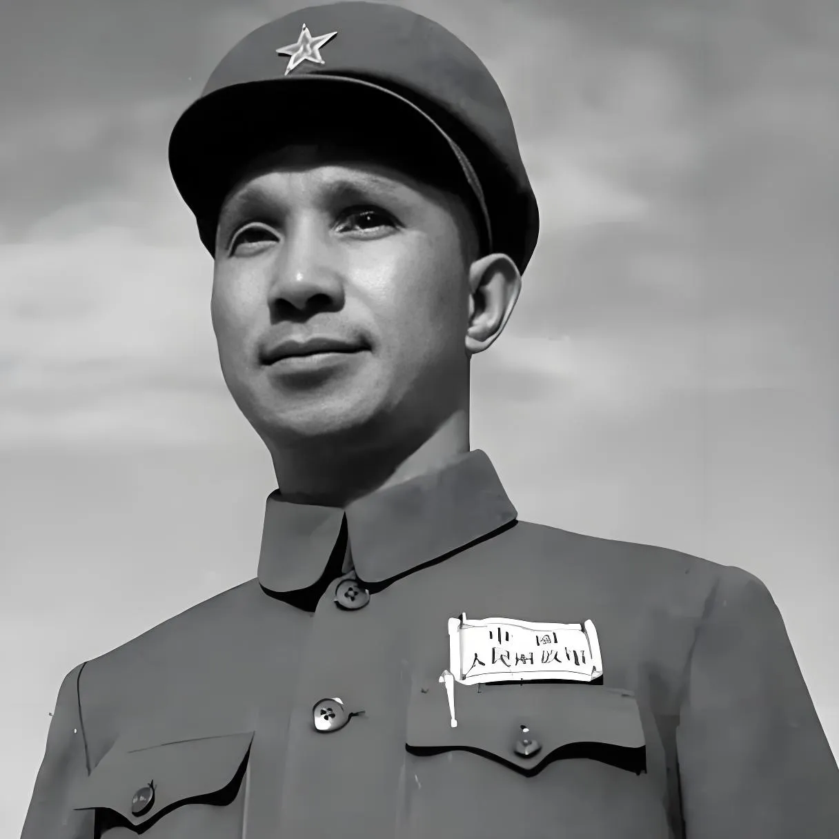 1955年，伟人说，论功、论历、论才、论德，粟裕完全有资格领元帅衔。这时周总理的