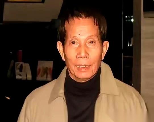 2001年，香港。67岁的武术名导刘家良，提着一袋刚买的莲蓉酥，站在自家门前。
