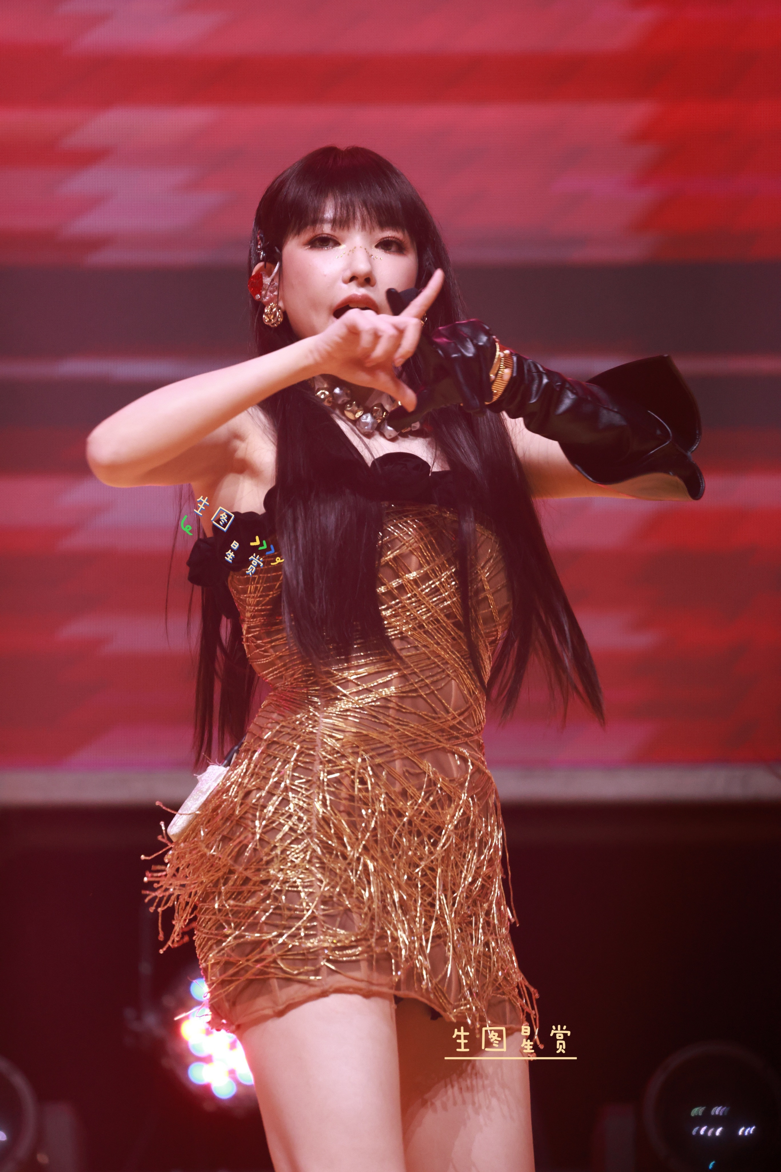程潇音乐大赛演出美照来袭，黑长直齐刘海真人芭比潇[比心]💃🏻程潇脸肿了