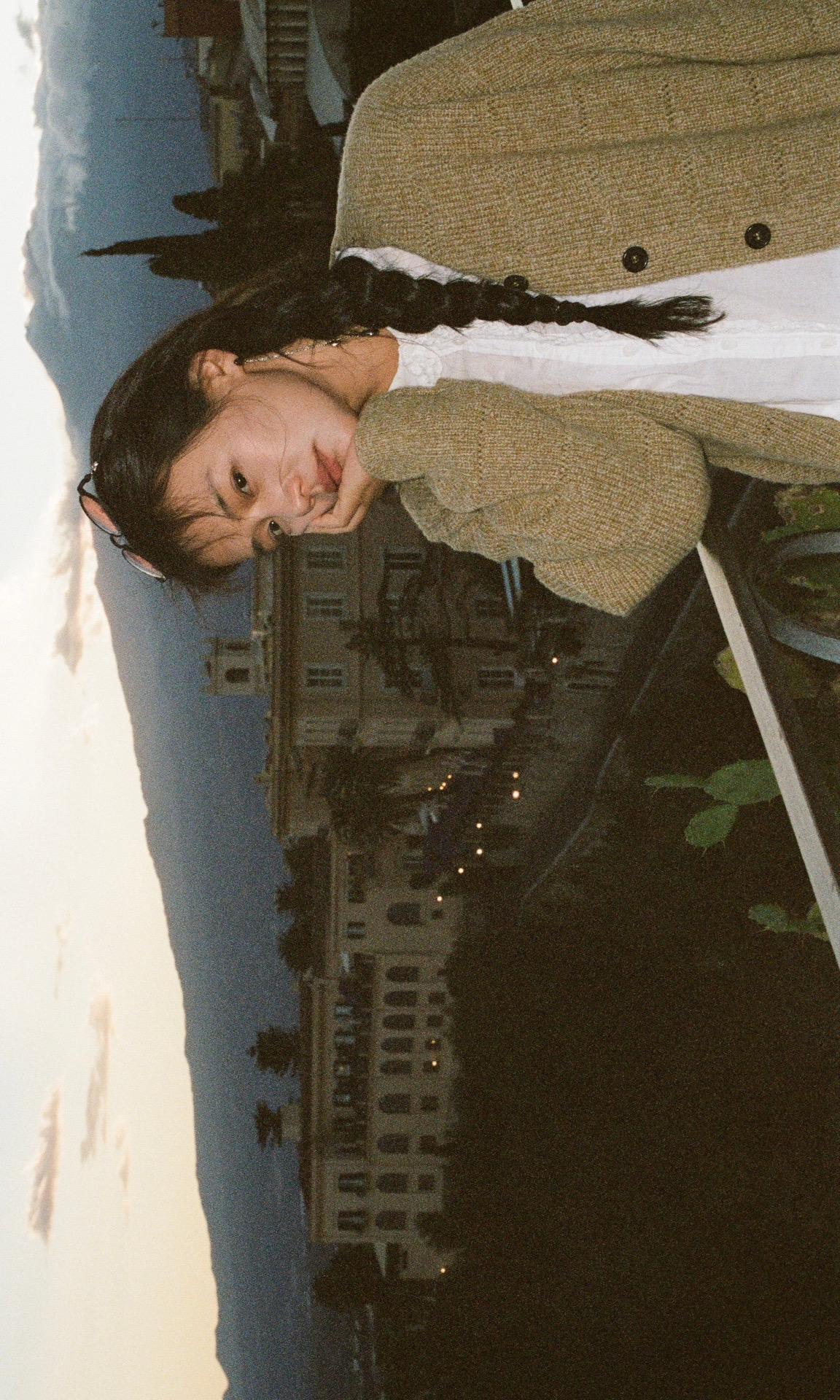 她是座白色的岛屿。