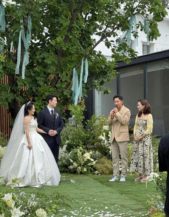韩庚与卢靖姗结婚后恩爱有加，女方40岁仍愿生二胎。近日，卢靖姗挺孕肚出席朋友婚礼