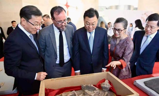 破天荒，美国归还中国文物，主动示好9月17日，中国驻美国大使馆官宣：在16日举