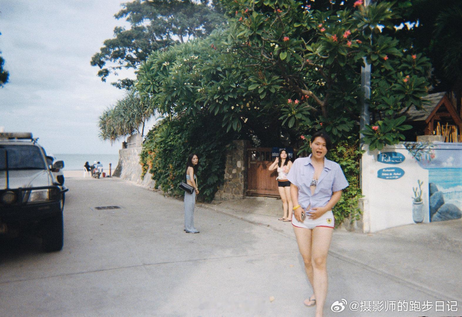 蛋筒拖了一年多洗出来的胶片…一个世界两个人​（​​​