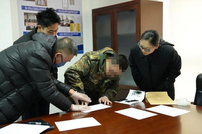 上海一保安在付款时发现银行卡被司法冻结。一查才知，自己竟被北京法院判了偿还近百万