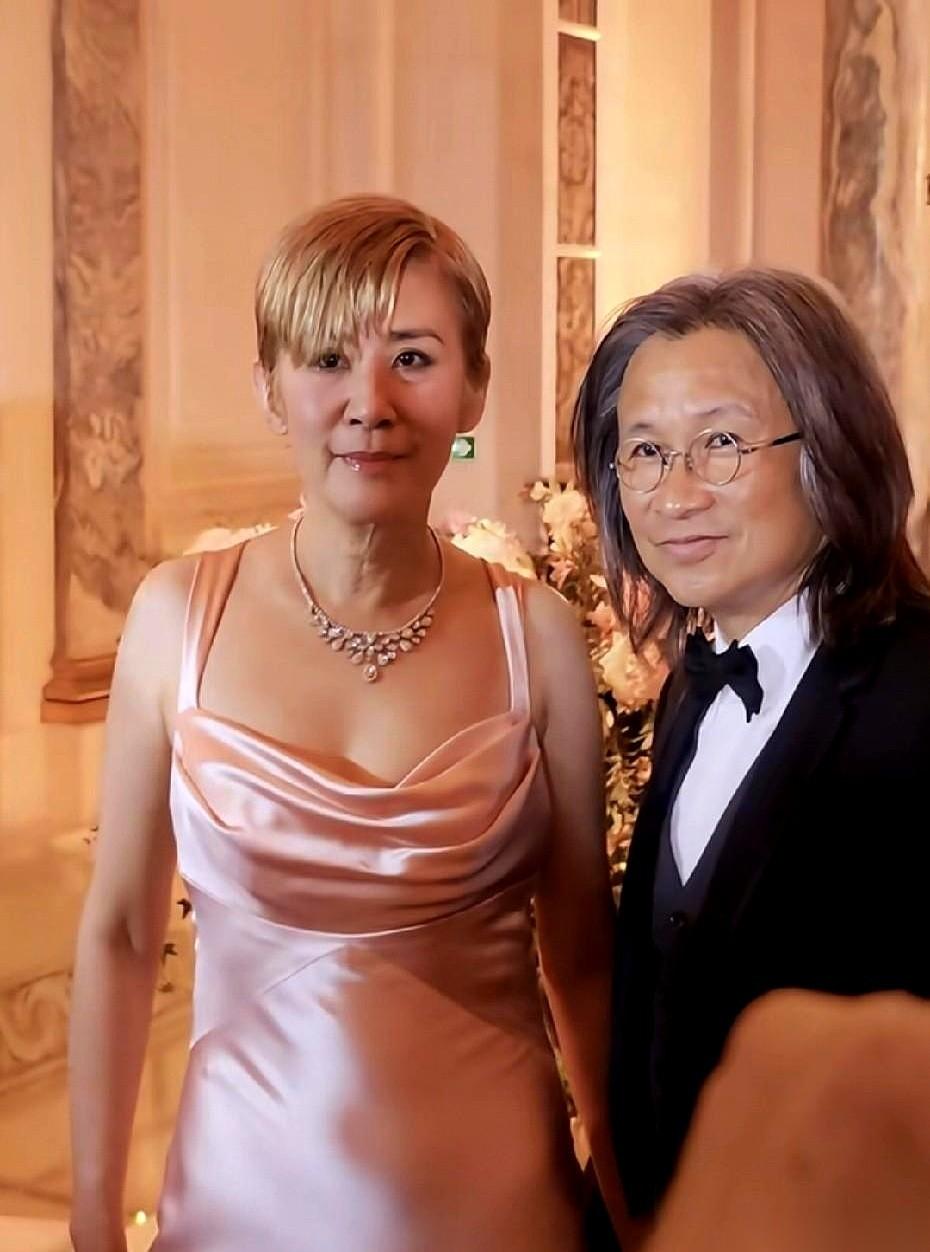 刷到陈可辛吴君如带女儿去巴黎名媛舞会，第一感觉，有点好笑，又有点想哭。那俩人手